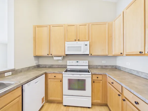 $1,900 | 917 Silverstone Drive, Unit 917, Carpentersville, IL 60110