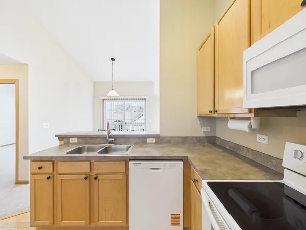 $1,900 | 917 Silverstone Drive, Unit 917, Carpentersville, IL 60110