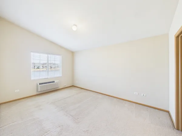 $1,900 | 917 Silverstone Drive, Unit 917, Carpentersville, IL 60110