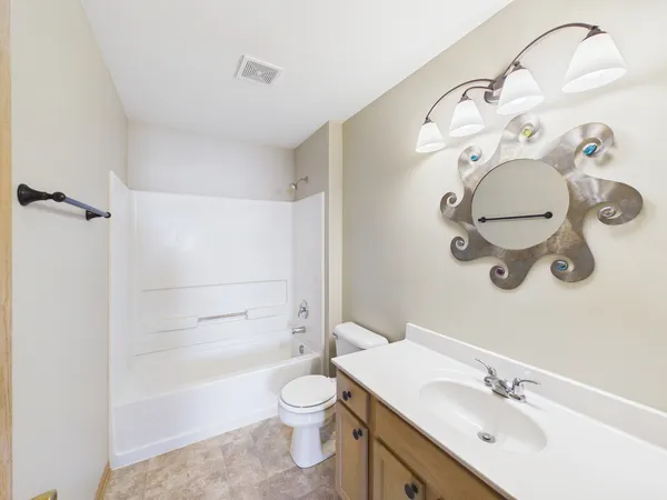 $1,900 | 917 Silverstone Drive, Unit 917, Carpentersville, IL 60110