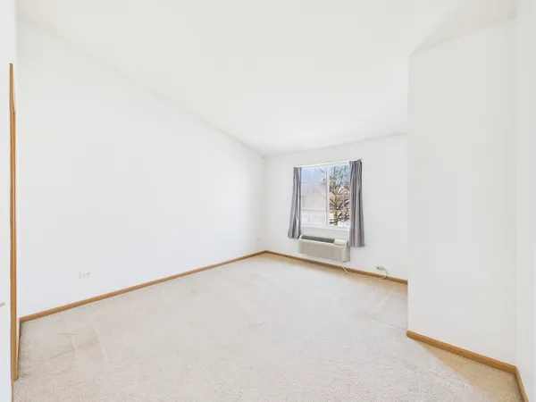 $1,900 | 917 Silverstone Drive, Unit 917, Carpentersville, IL 60110