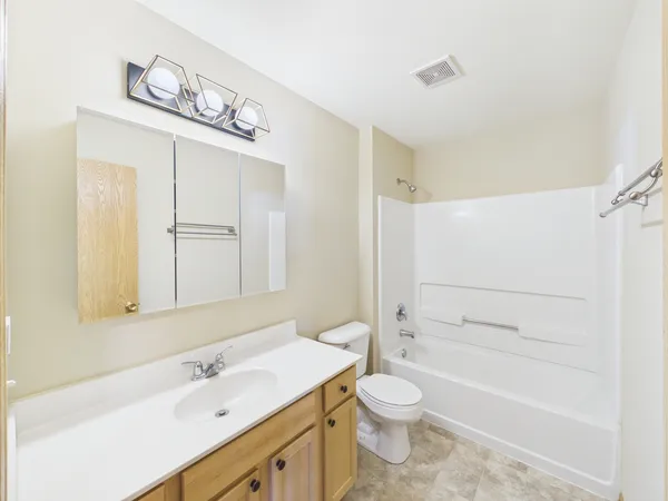 $1,900 | 917 Silverstone Drive, Unit 917, Carpentersville, IL 60110