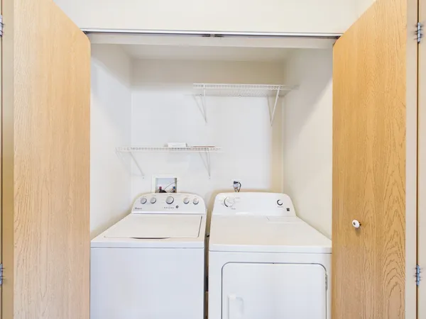 $1,900 | 917 Silverstone Drive, Unit 917, Carpentersville, IL 60110