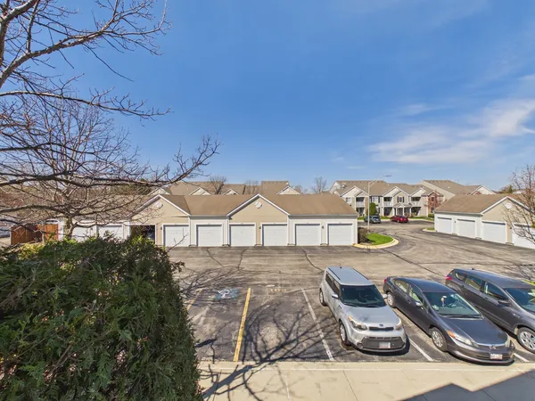 $1,900 | 917 Silverstone Drive, Unit 917, Carpentersville, IL 60110
