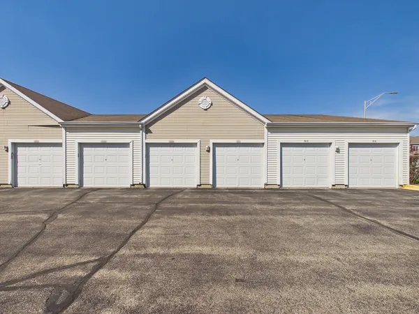 $1,900 | 917 Silverstone Drive, Unit 917, Carpentersville, IL 60110