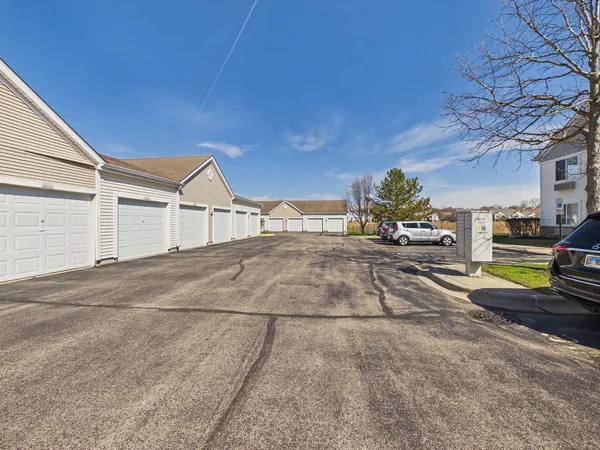 $1,900 | 917 Silverstone Drive, Unit 917, Carpentersville, IL 60110