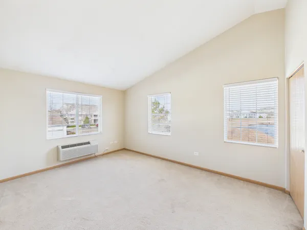 $1,900 | 917 Silverstone Drive, Unit 917, Carpentersville, IL 60110