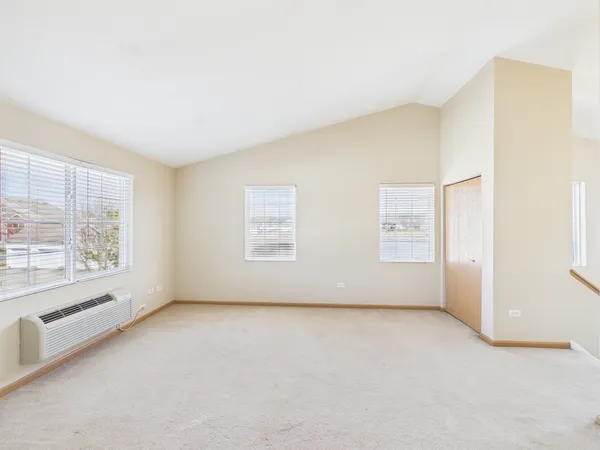 $1,900 | 917 Silverstone Drive, Unit 917, Carpentersville, IL 60110