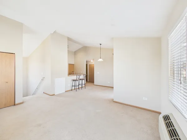 $1,900 | 917 Silverstone Drive, Unit 917, Carpentersville, IL 60110