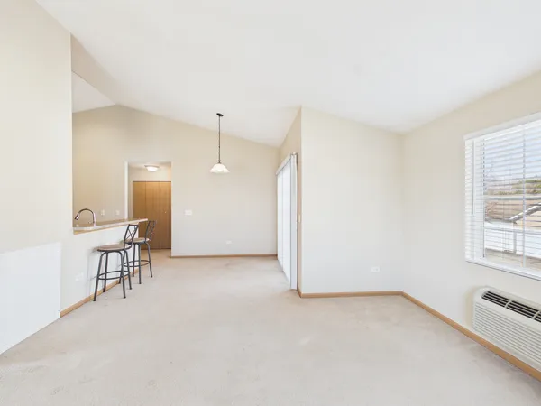 $1,900 | 917 Silverstone Drive, Unit 917, Carpentersville, IL 60110