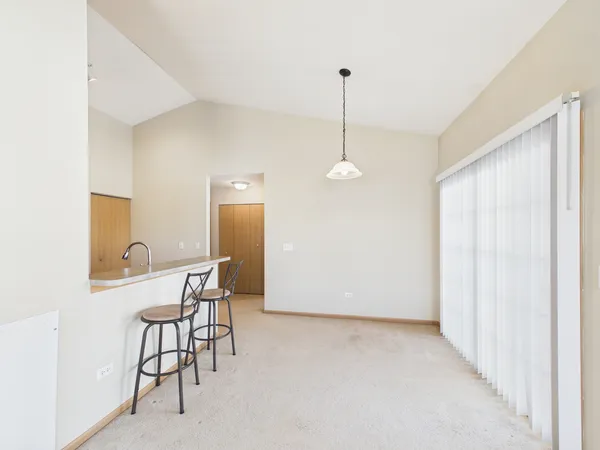 $1,900 | 917 Silverstone Drive, Unit 917, Carpentersville, IL 60110