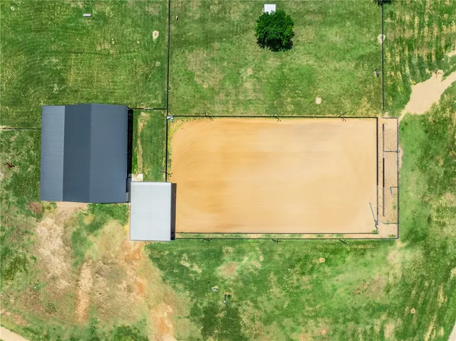 a view of a back yard