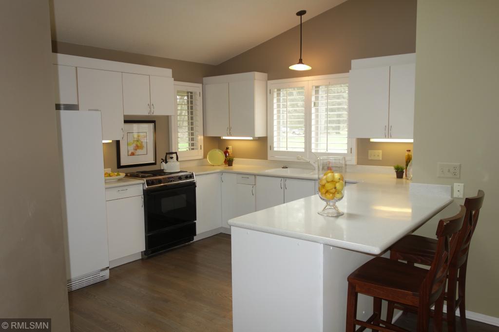10497 Mt Curve Road Eden Prairie, MN 55347 - Photo 8 of 34 Gallery Image 8