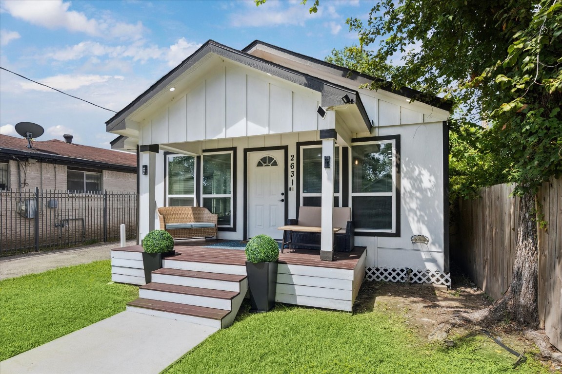 2631 Stevens Street Houston, TX 77026 - Photo 2 of 25 a front view of a house with garden