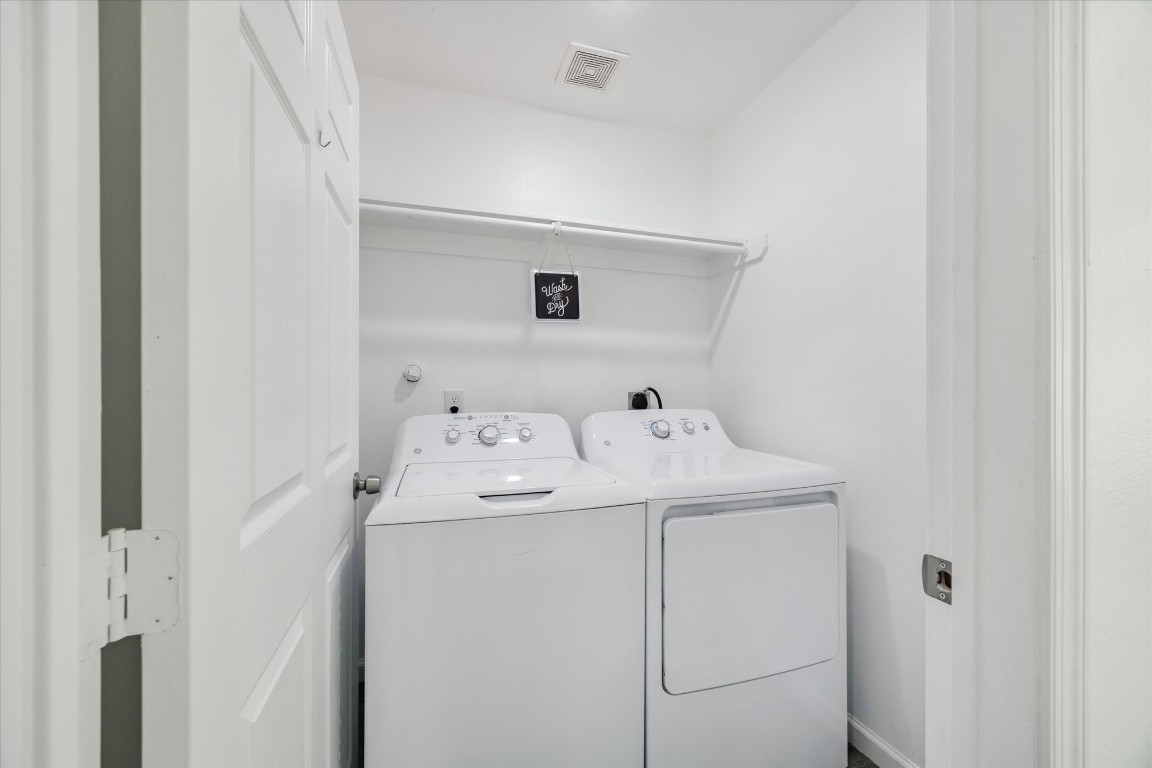 2631 Stevens Street Houston, TX 77026 - Photo 10 of 25 a utility room with dryer and washer