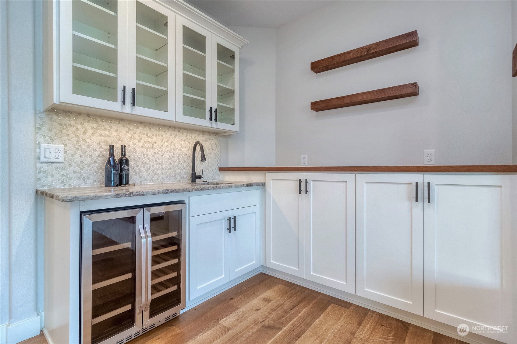 989 Bussell Road Walla Walla, WA 99362 - Photo 7 of 35 a kitchen with a sink and cabinets