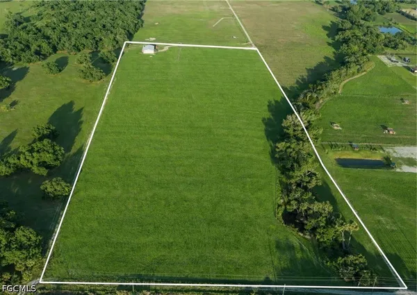 a view of a back yard