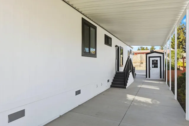 a view of front of a house with a yard