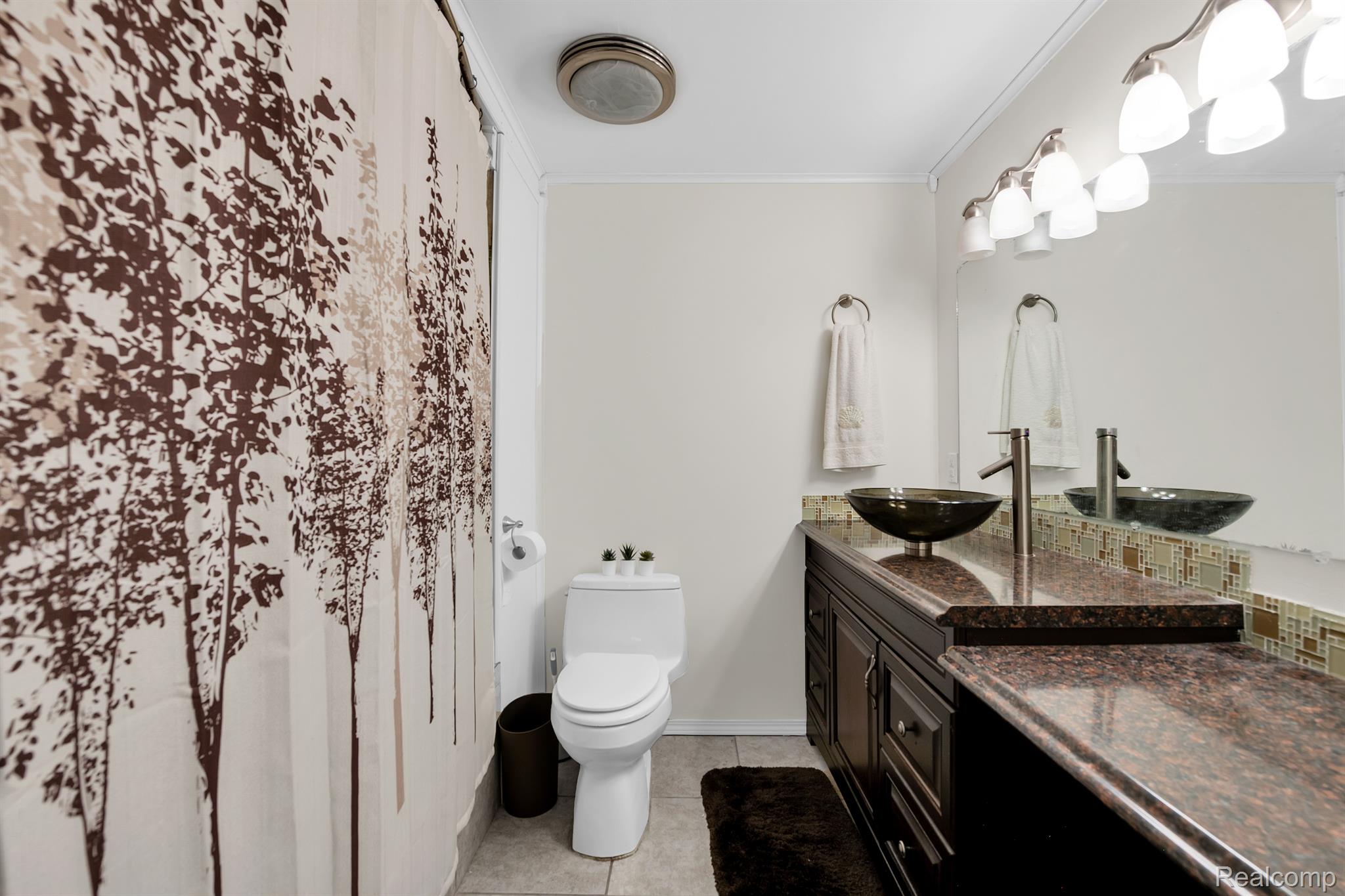 8523 Mannington Road Canton, MI 48187 - Photo 22 of 45 en Suite B private Bath