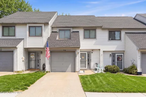 $530,000 | 40 Lexington Circle, Matawan, NJ 07747