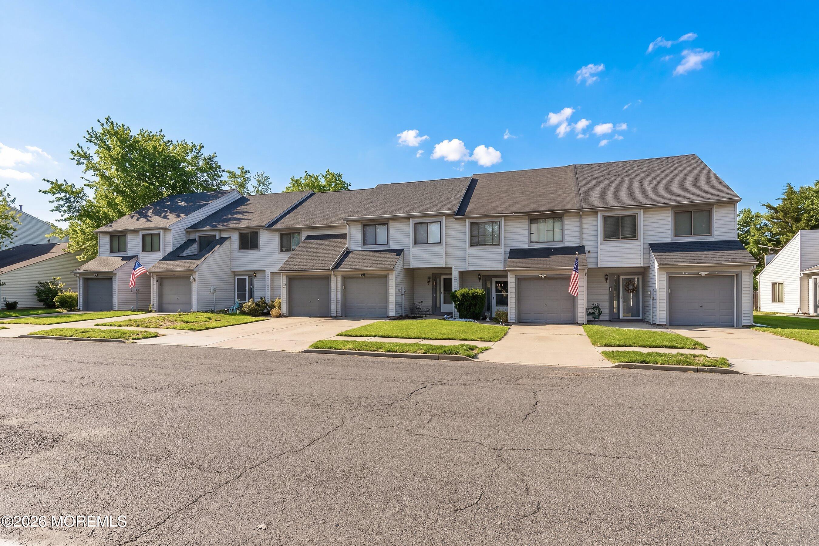 40 Lexington Circle Matawan, NJ 07747 - Photo 2 of 27 front right
