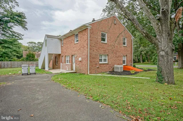 a view of a house with backyard and garden