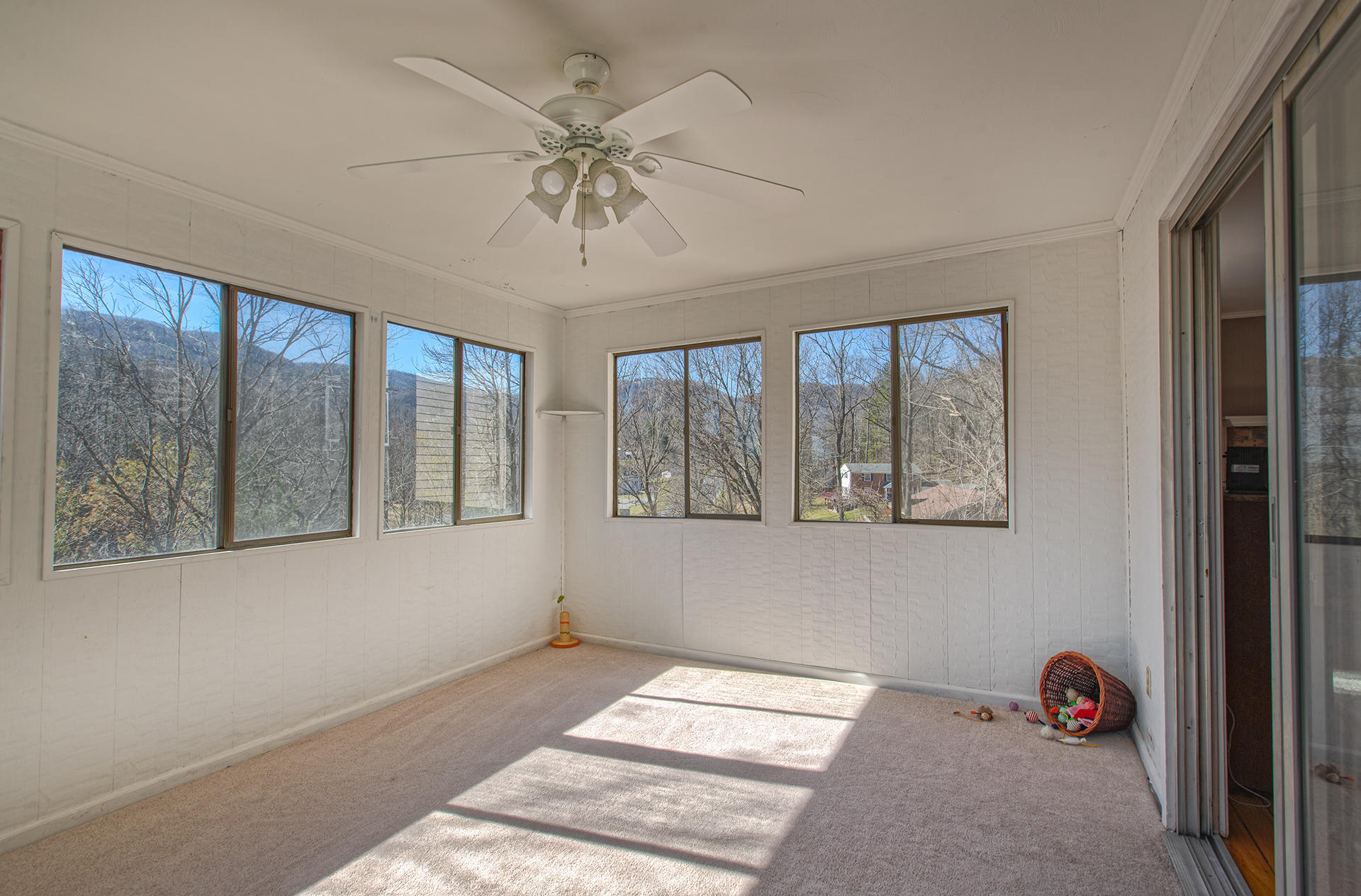7019 Crown Road Roanoke, VA 24018 - Photo 15 of 42 Sun Room