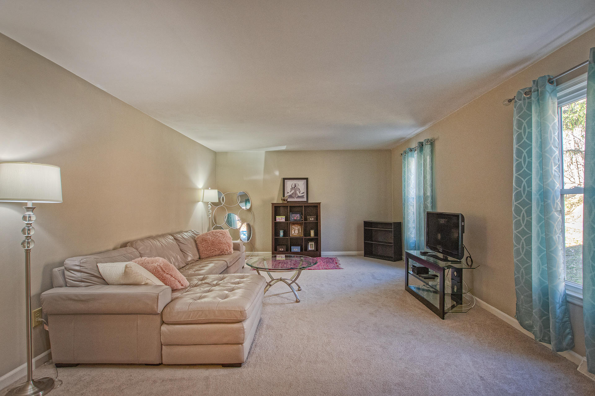 7019 Crown Road Roanoke, VA 24018 - Photo 4 of 42 Living Room