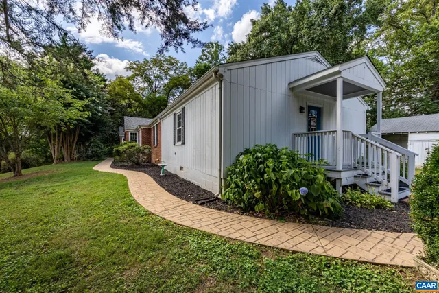 a view of a house with backyard and garden