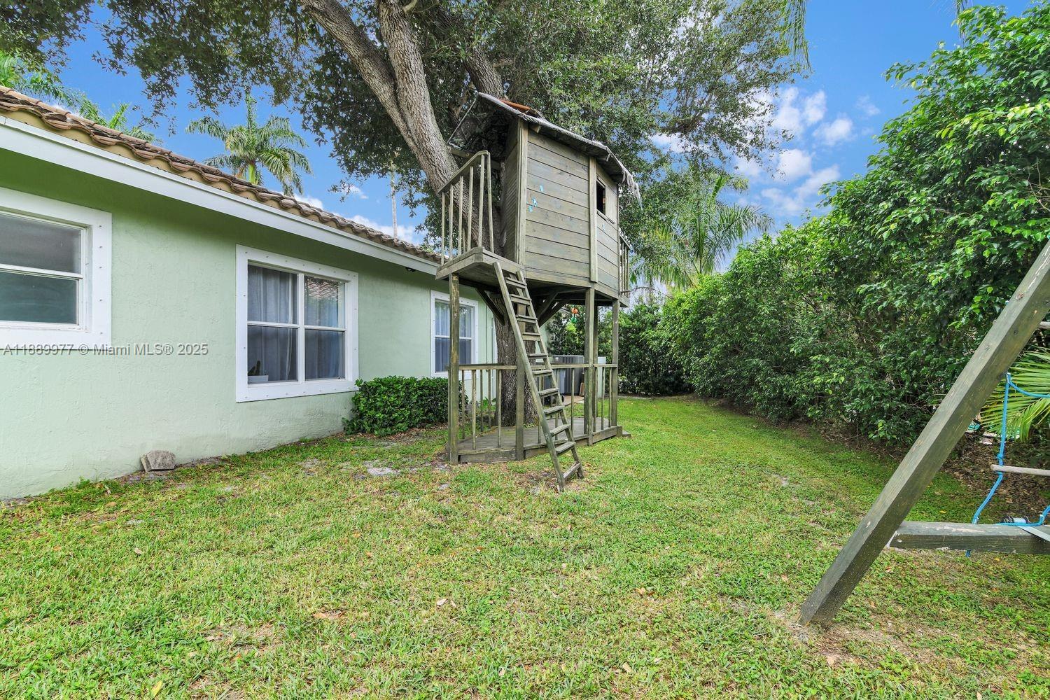 6622 Newport Lake Circle Boca Raton, FL 33496 - Photo 28 of 30 a house that has a tree in it