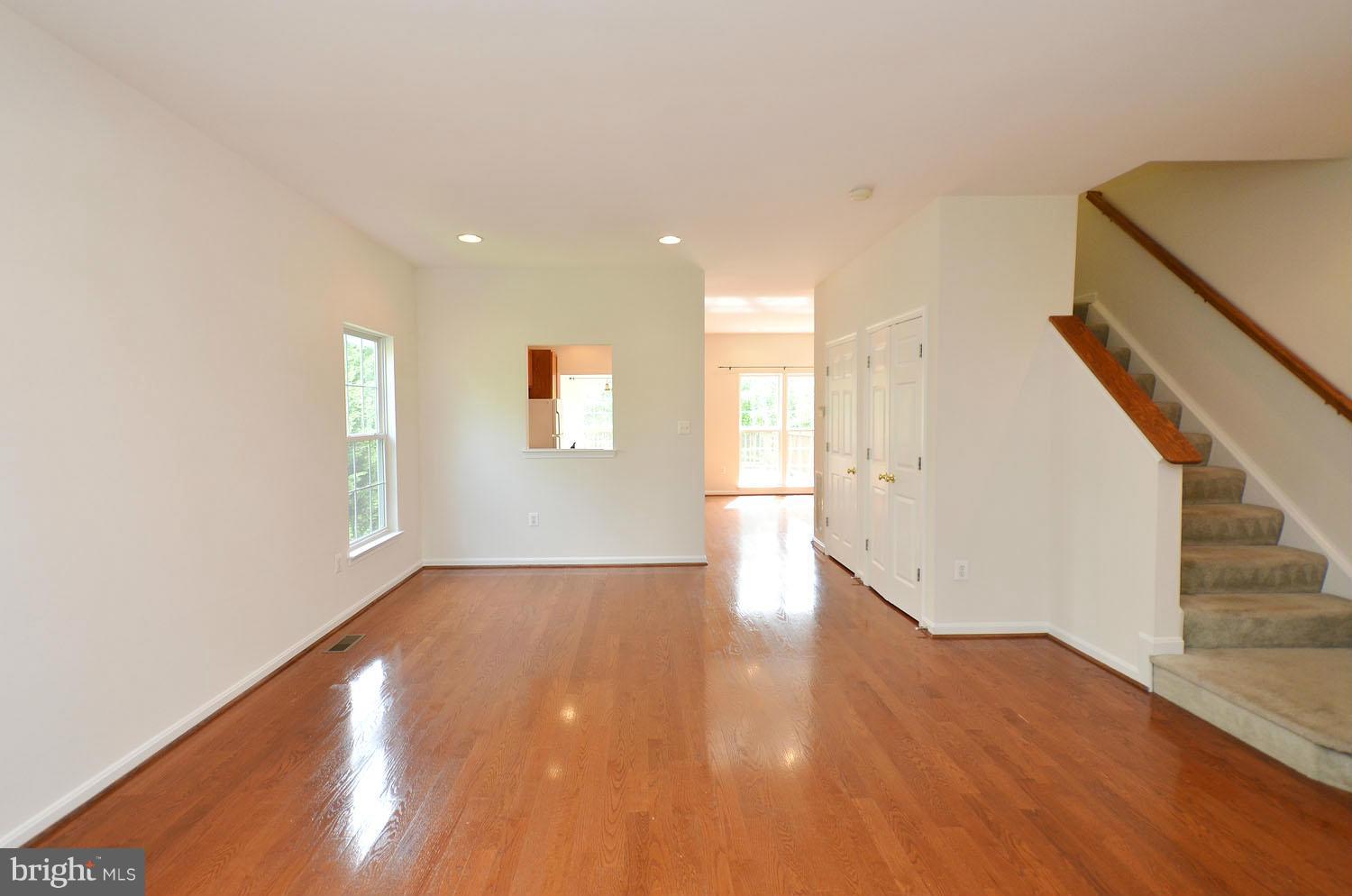 22004 Box Car Square Sterling, VA 20166 - Photo 5 of 27 Living Room