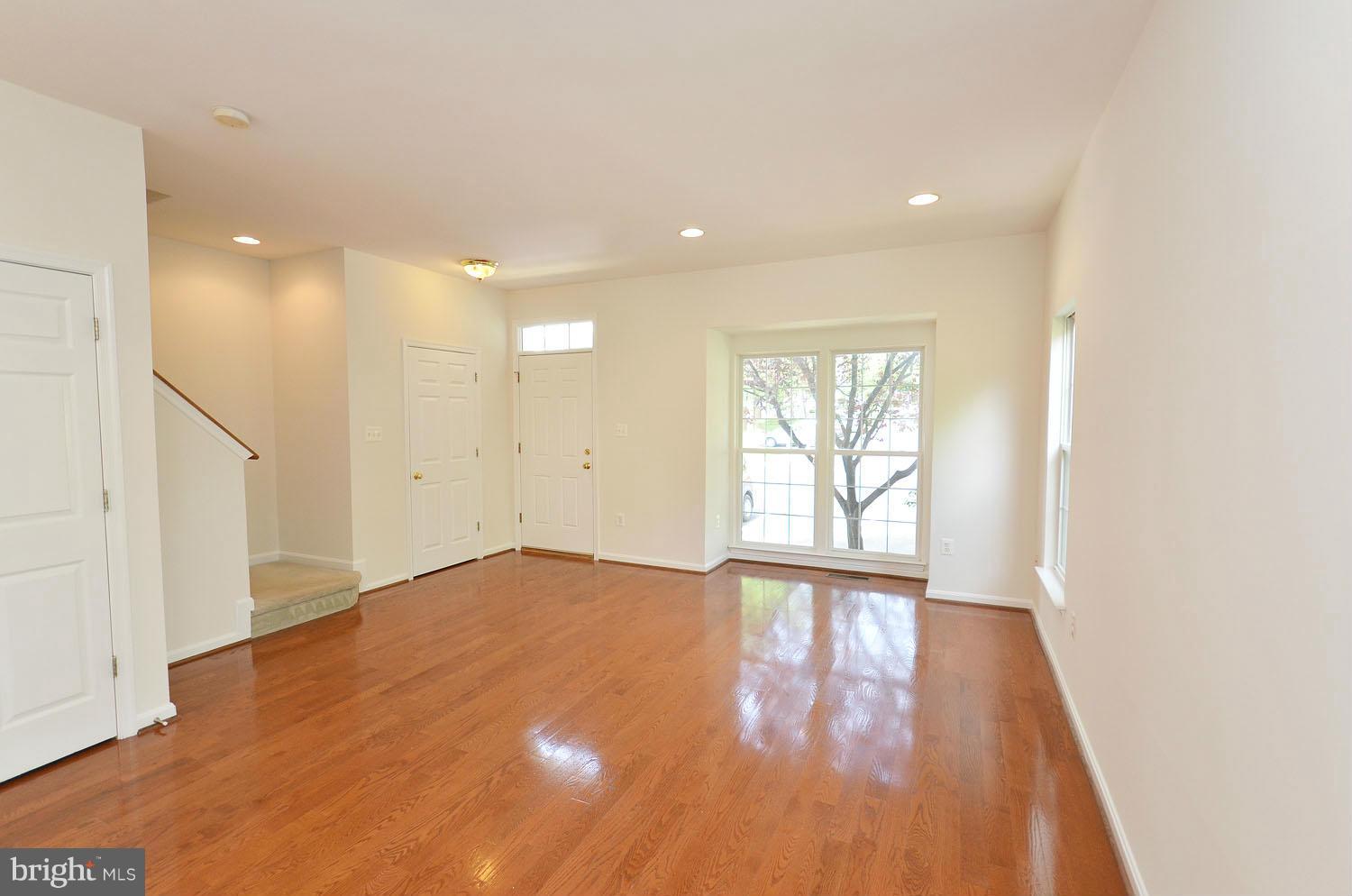22004 Box Car Square Sterling, VA 20166 - Photo 6 of 27 Living Room
