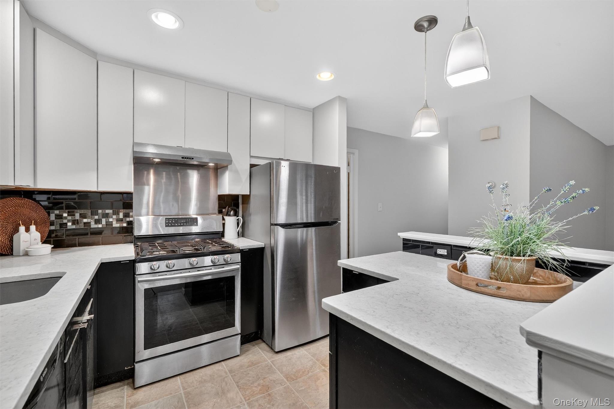 14 Scenic Drive, Unit 14T Croton-on-Hudson, NY 10520 - Photo 7 of 29 a kitchen with a stove a refrigerator and a sink