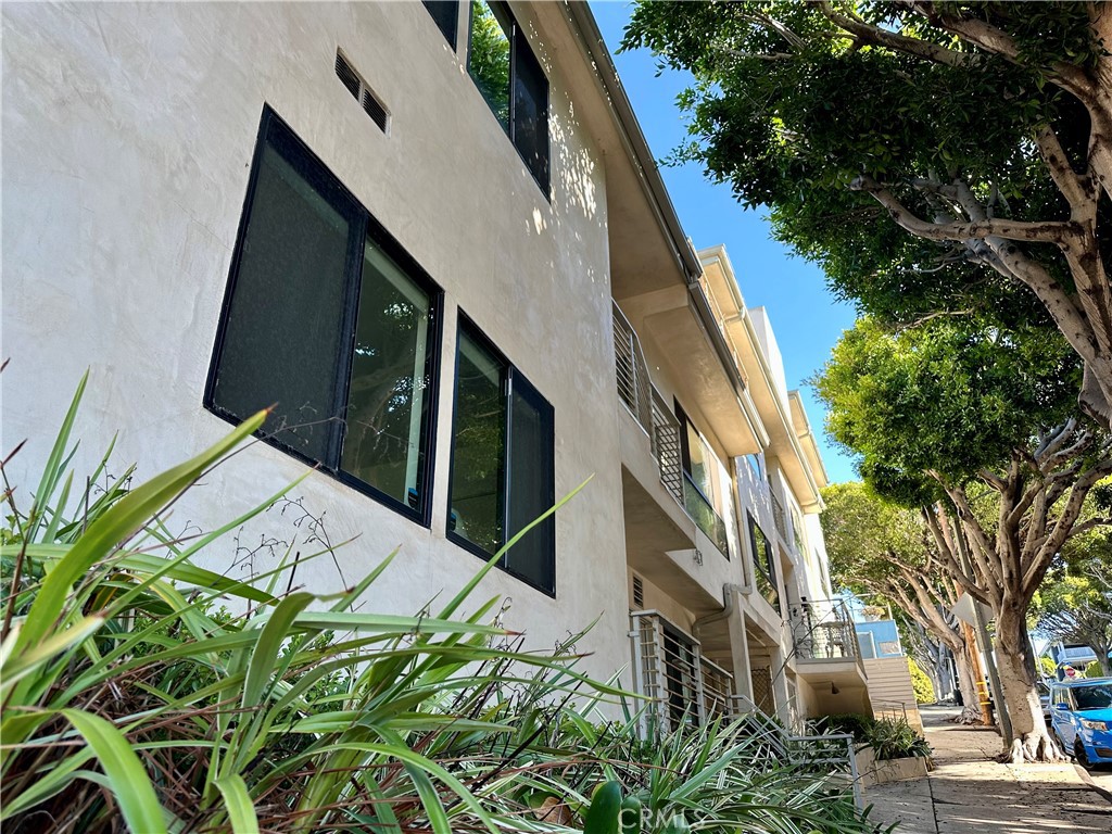 301 Ashland Avenue, Unit 2 Santa Monica, CA 90405 - Photo 3 of 24 a view of an entryway