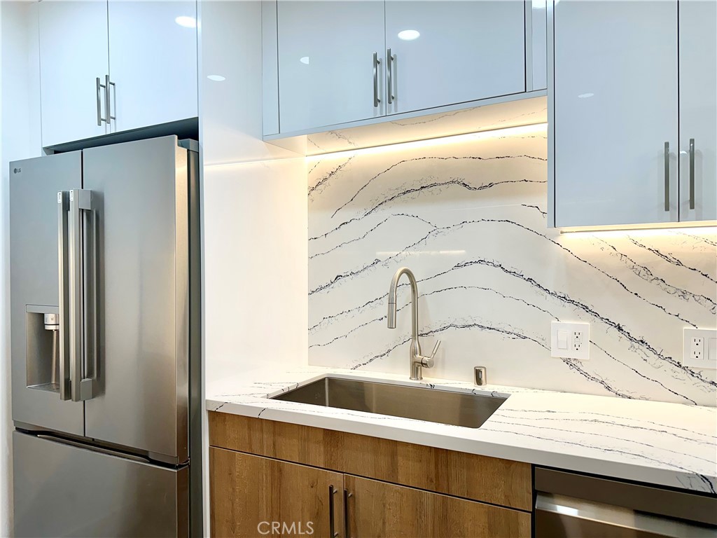 301 Ashland Avenue, Unit 2 Santa Monica, CA 90405 - Photo 7 of 24 a kitchen with a sink and a refrigerator