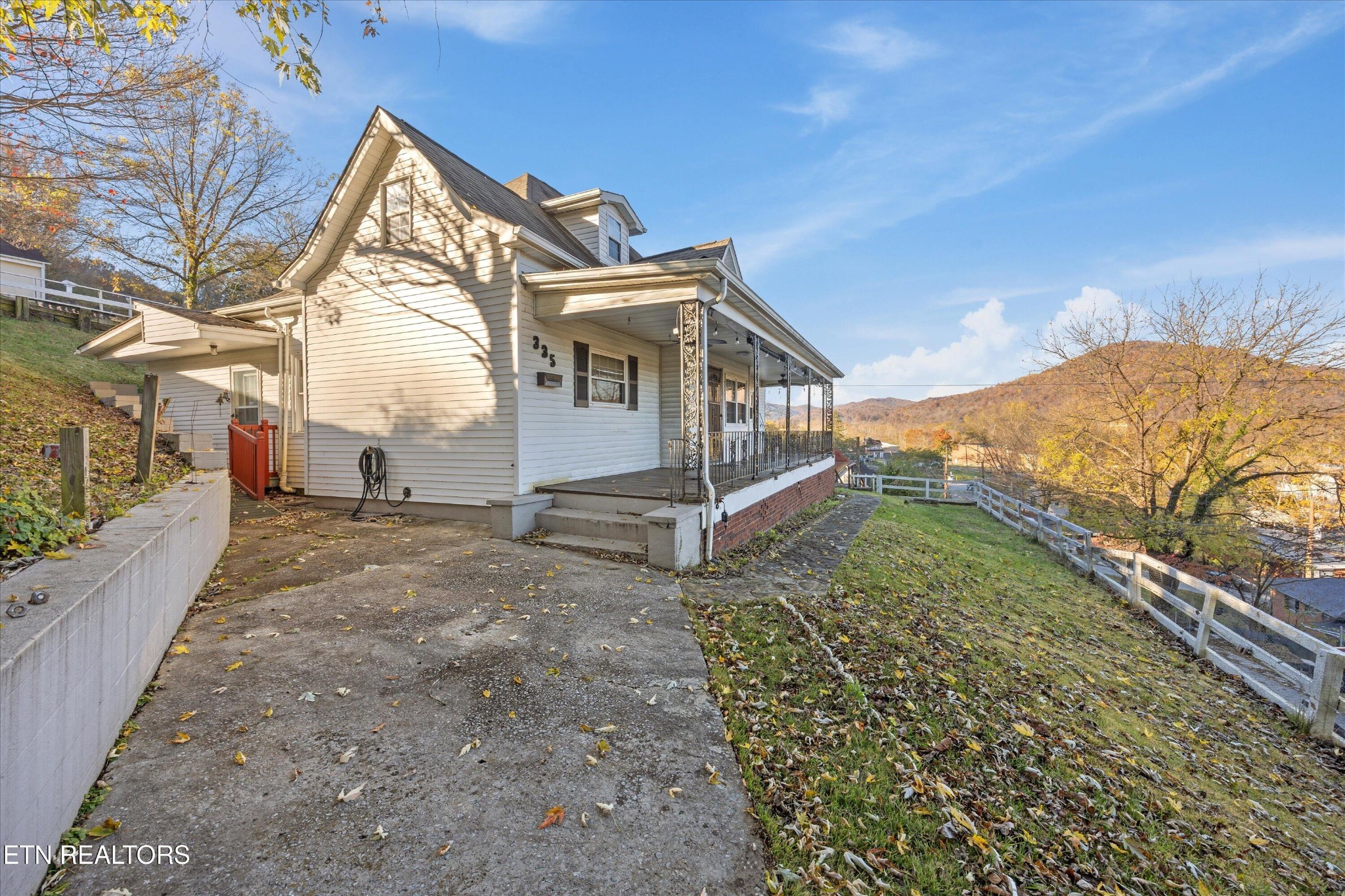 335 High Street Jellico, TN 37762 - Photo 2 of 29