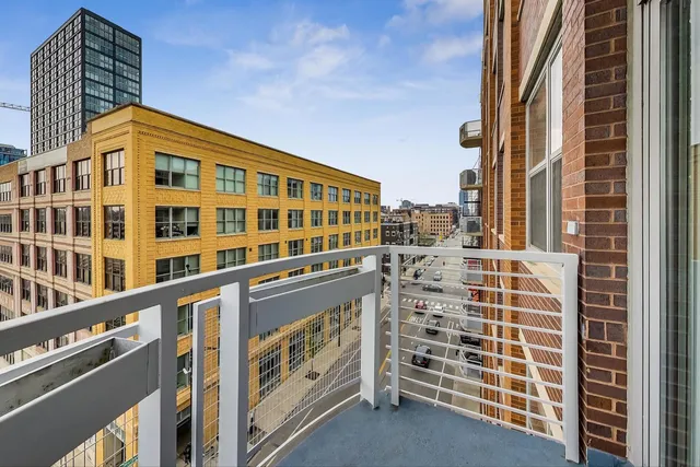 $3,500 | 933 West Van Buren Street, Unit 616, Chicago, IL 60607