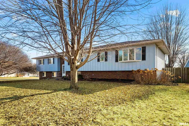 $289,900 | 204 Oakbrook Drive, East Peoria, IL 61611