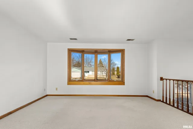 $289,900 | 204 Oakbrook Drive, East Peoria, IL 61611