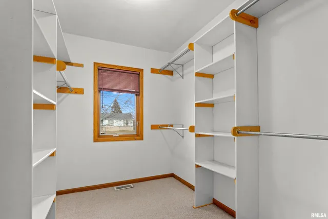 $289,900 | 204 Oakbrook Drive, East Peoria, IL 61611