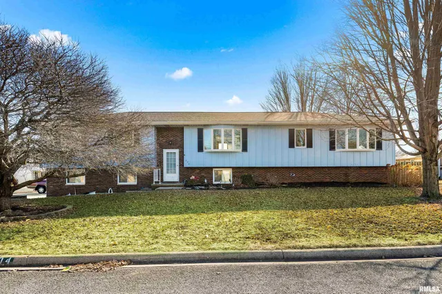 $289,900 | 204 Oakbrook Drive, East Peoria, IL 61611