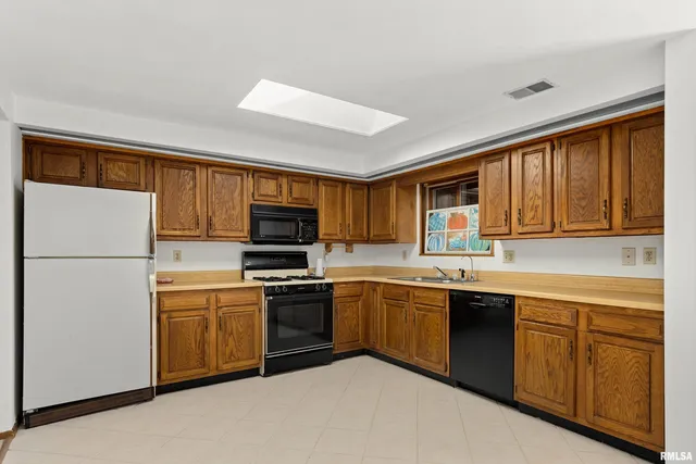 $289,900 | 204 Oakbrook Drive, East Peoria, IL 61611