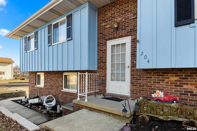 $289,900 | 204 Oakbrook Drive, East Peoria, IL 61611