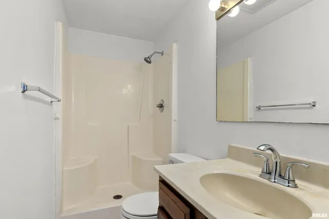 $289,900 | 204 Oakbrook Drive, East Peoria, IL 61611