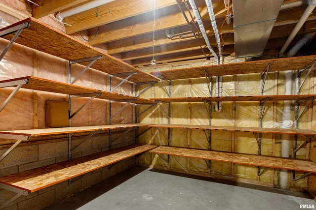 $289,900 | 204 Oakbrook Drive, East Peoria, IL 61611