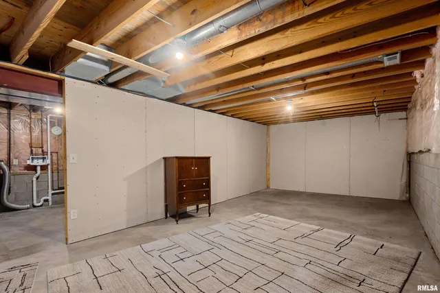 $289,900 | 204 Oakbrook Drive, East Peoria, IL 61611