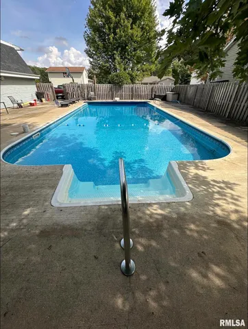 $289,900 | 204 Oakbrook Drive, East Peoria, IL 61611