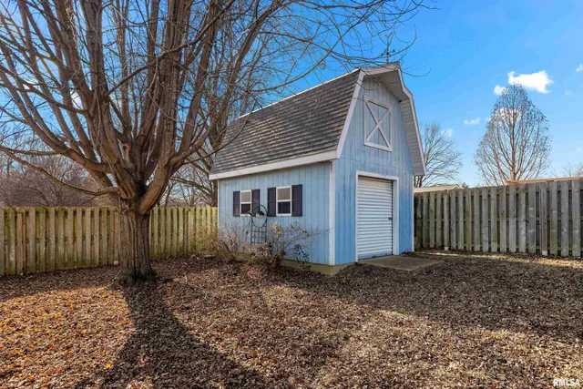 $289,900 | 204 Oakbrook Drive, East Peoria, IL 61611