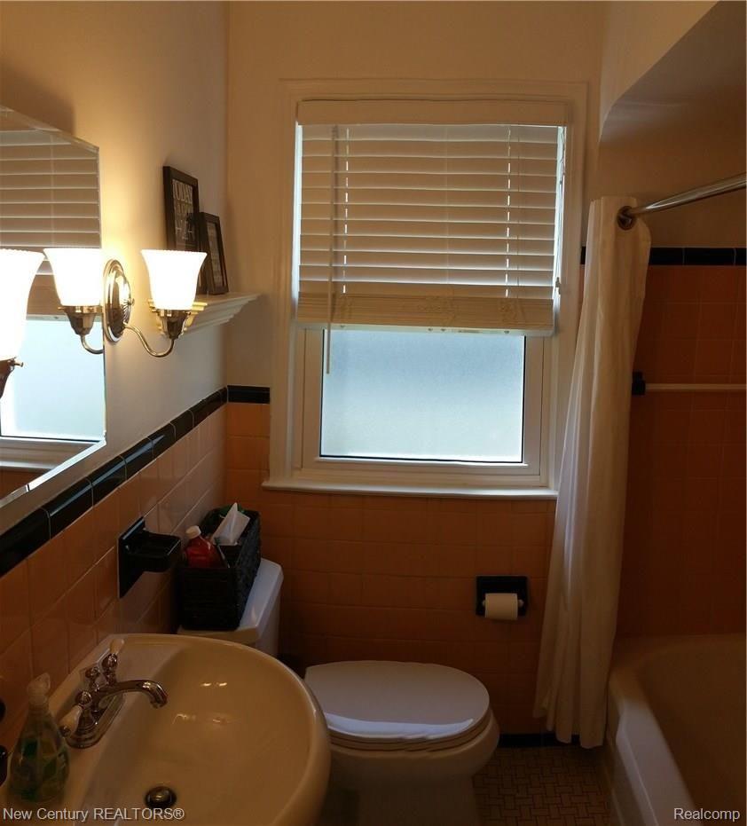 1642 Oxford Road Berkley, MI 48072 - Photo 26 of 26 Main Full Bath