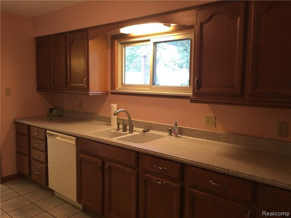 1665 Remsing Street Hartland, MI 48353 - Photo 3 of 29 IMG_2303.jpg